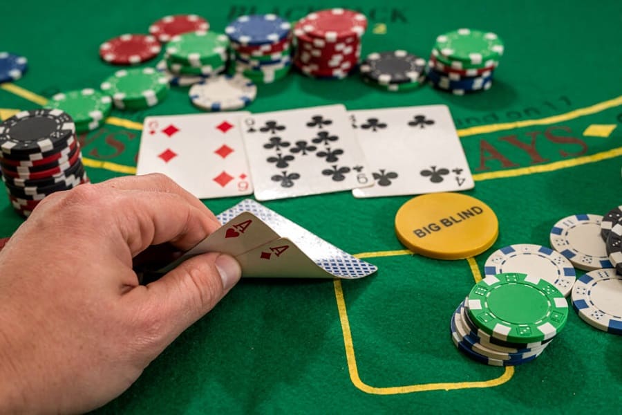 Vị trí trong bàn chơi Poker online ảnh hưởng tới cơ hội chiến thắng của mỗi người