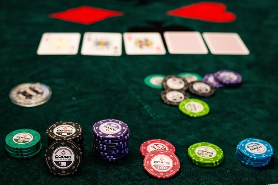 Học cách đánh bại đối thủ trong Poker cực dễ bằng một số mẹo đơn giản